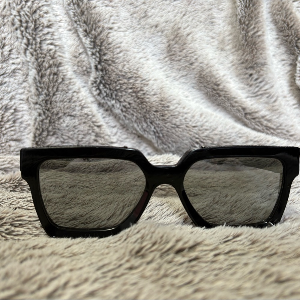 Louis Vuitton Black Oversized Geometric Glasses